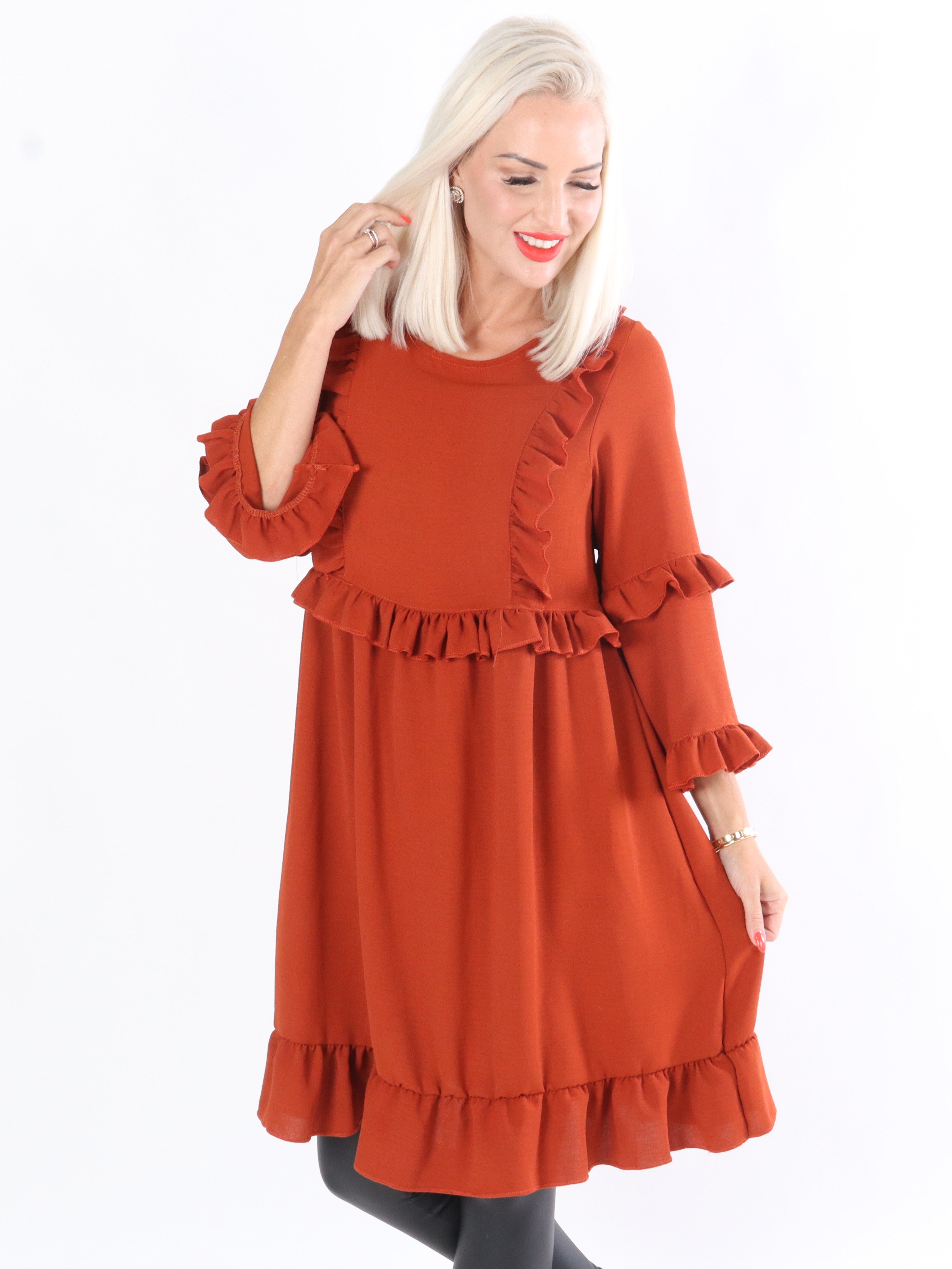 Thyra - Klänning med volangkanter framtill